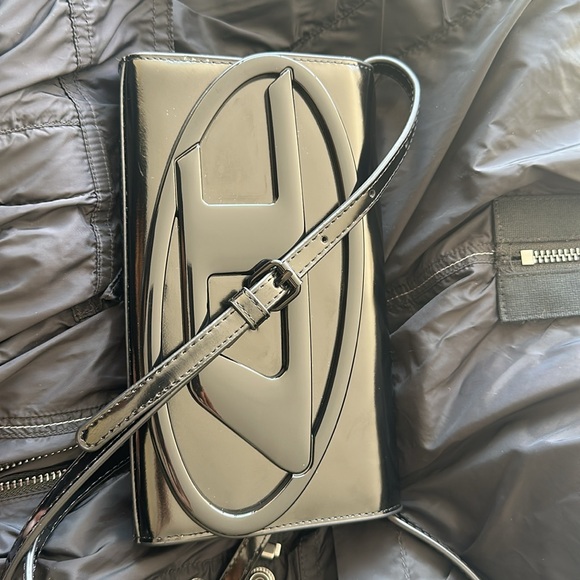 1dr Wallet Strap
$495.00
Wallet bag in mirrored leather - Picture 5 of 6